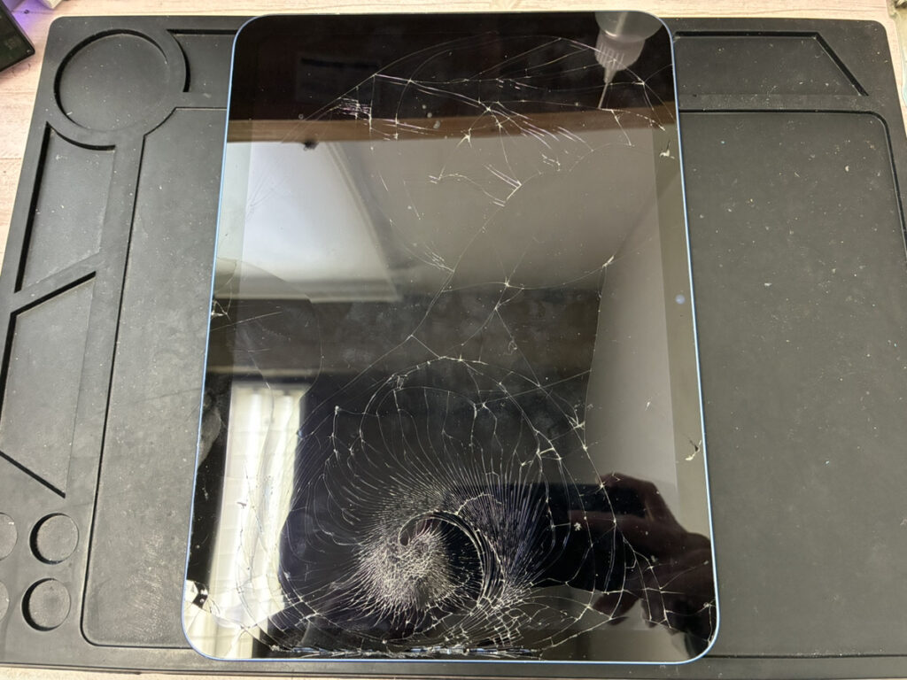 画面が割れているiPad第10世代