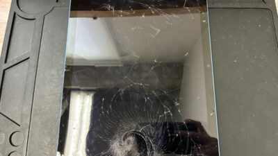 画面が粉々に割れて誤作動が起きるようになったiPad第10世代の修理依頼