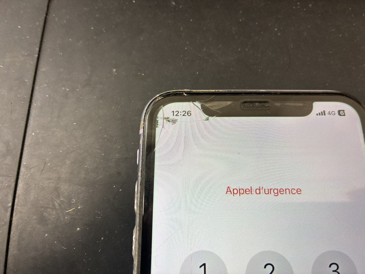 液漏れが起きているiPhone11