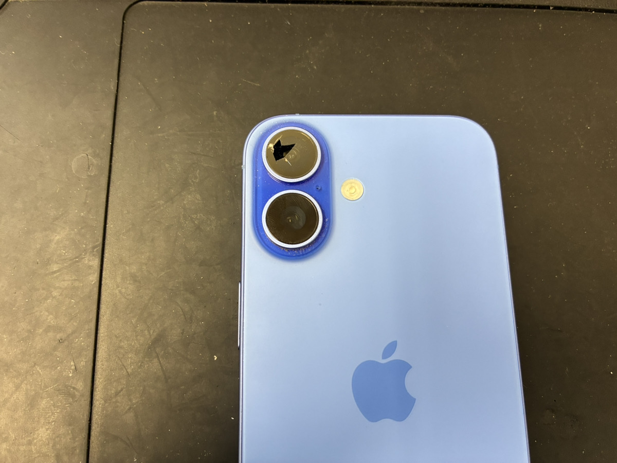 カメラレンズが割れているiPhone16