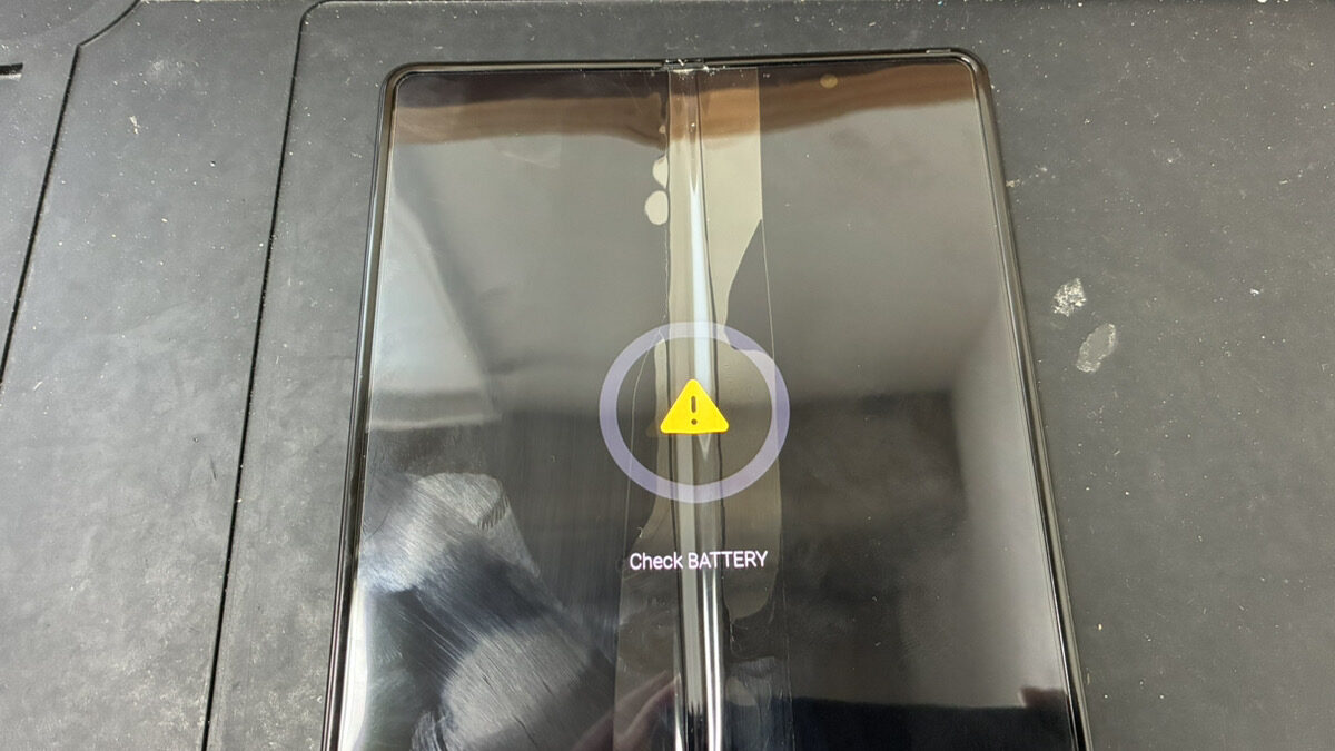 起動しなくなったGalaxy Z Fold3 5G(SCG11)の復旧修理もご相談を！