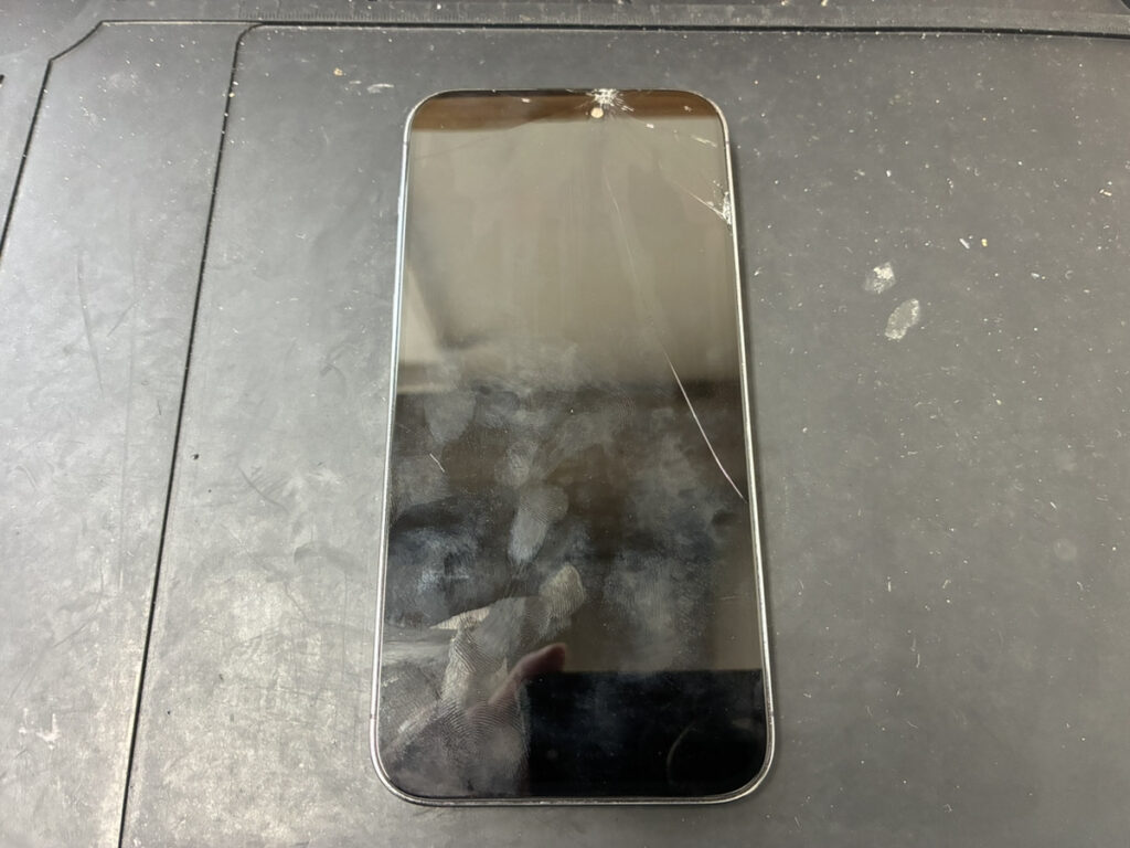 画面が割れているiPhone14ProMax