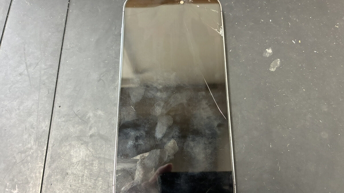 ガラス割れで画面がブラックアウトしたiPhone14ProMaxの修理依頼