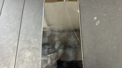 ガラス割れで画面がブラックアウトしたiPhone14ProMaxの修理依頼