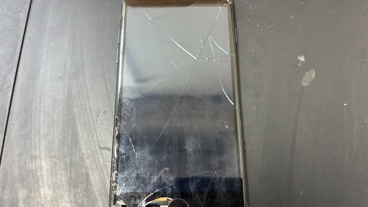 画面が割れたiPhoneSE第3世代の修理も地域最安値で対応！