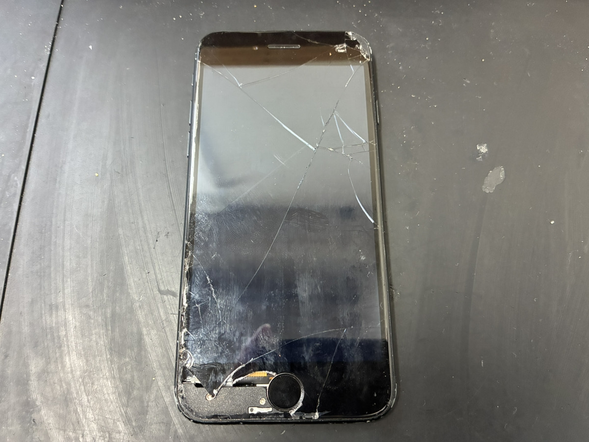 画面が割れているiPhoneSE第3世代