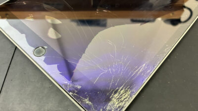 角から落ちてガラスが粉々に割れたiPad第9世代の画面交換修理