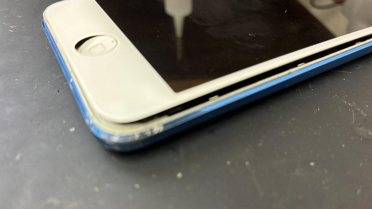 バッテリーが膨張して画面が浮いているiPod Touch7の修理も受付可能！