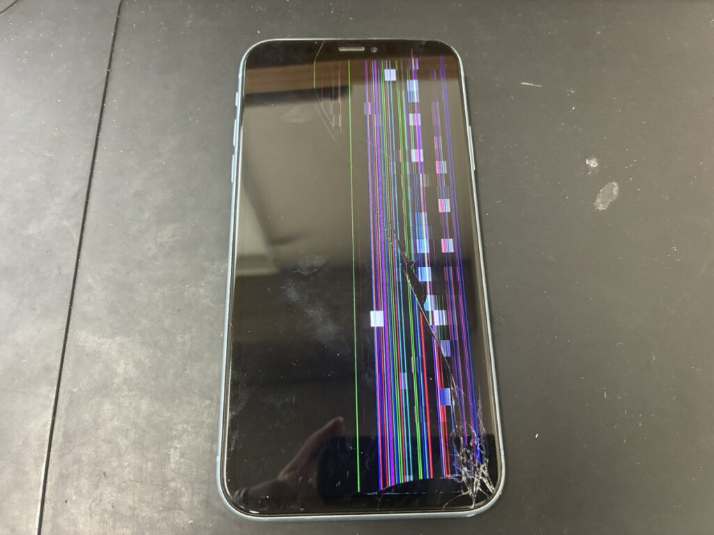 液晶が壊れているiPhone11