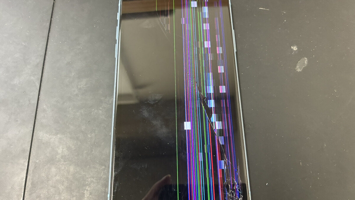 重度の画面破損で液晶が映らなくなったiPhone11も最短30分の即日修理！