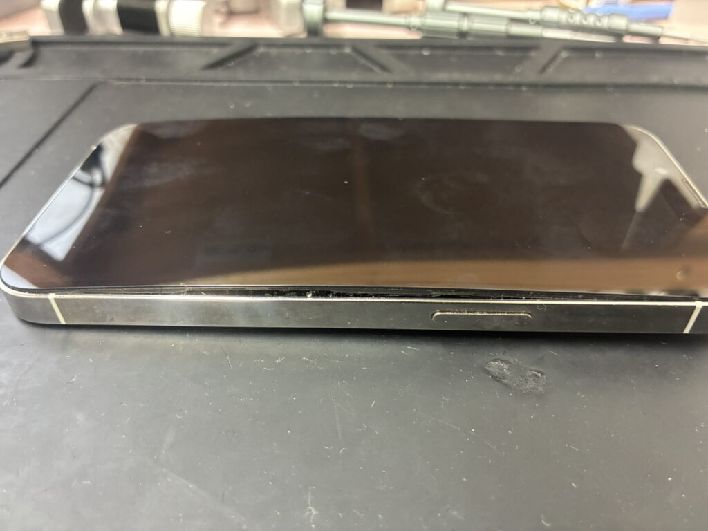 画面が浮いているiPhone13Pro