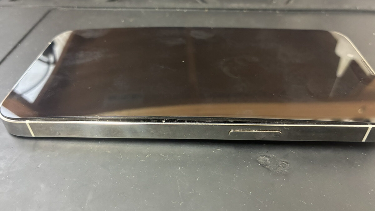 バッテリーの膨張によって画面が映らなくなったiPhone13Proの修理依頼