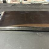 画面が浮いているiPhone13Pro