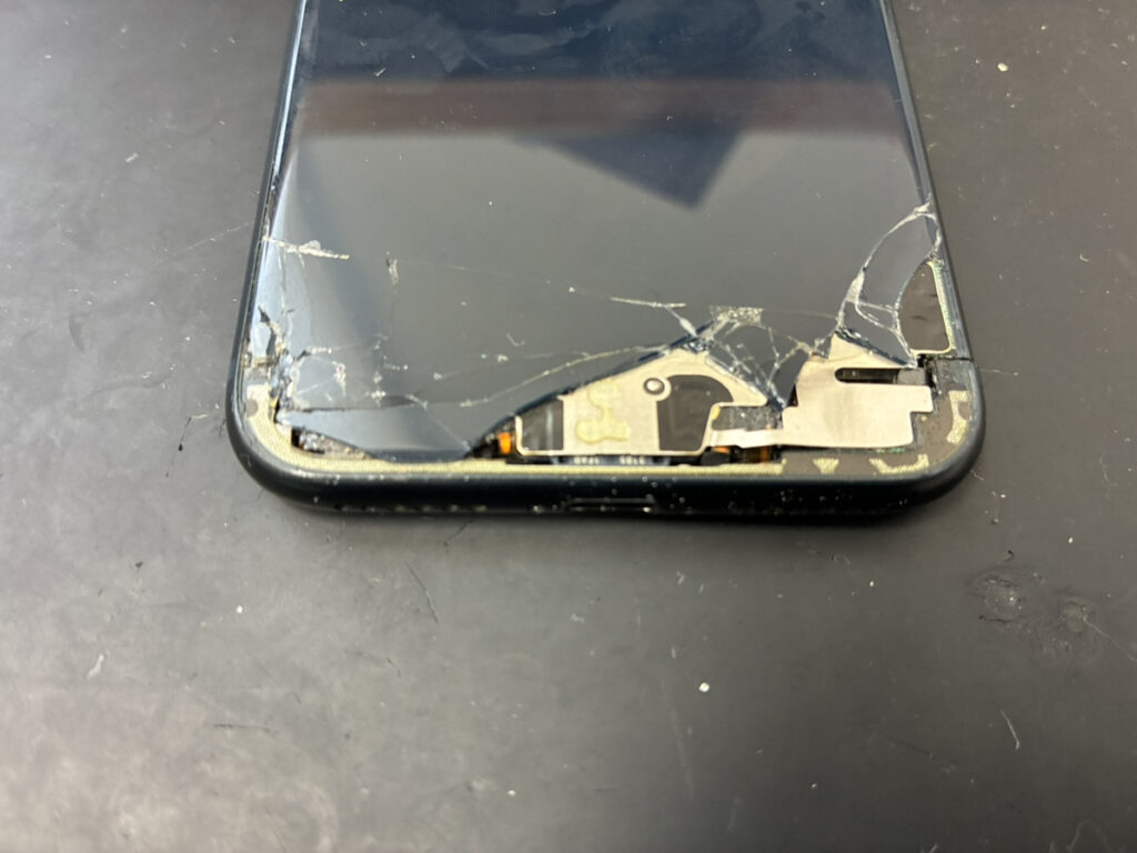 背面が割れているiPhoneSE3