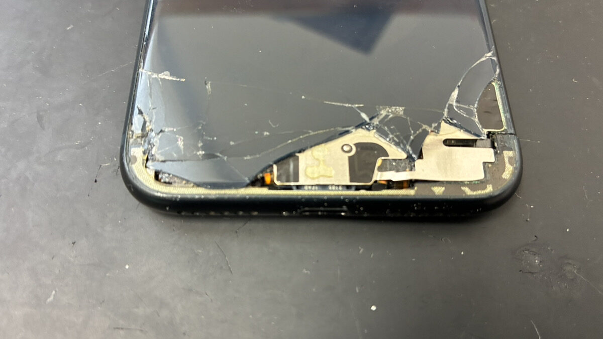 充電口とマイクが同時に壊れてしまったiPhoneSE3の復旧修理