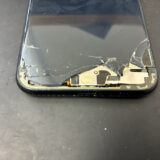 背面が割れているiPhoneSE3