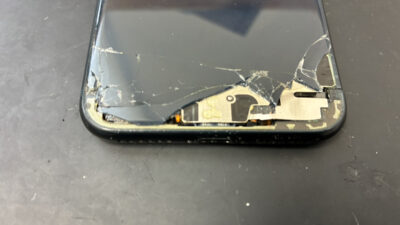 充電口とマイクが同時に壊れてしまったiPhoneSE3の復旧修理
