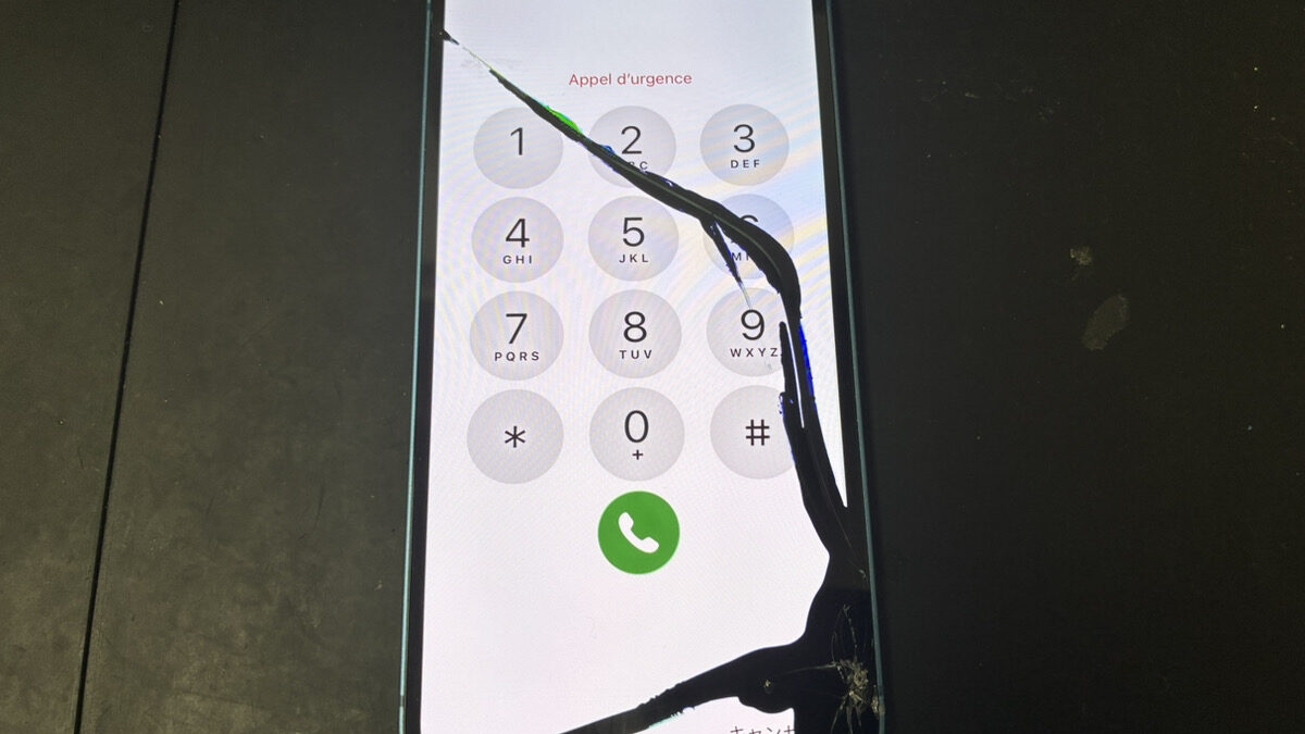 液漏れでホラーなiPhone13も短時間で画面修理することができます！
