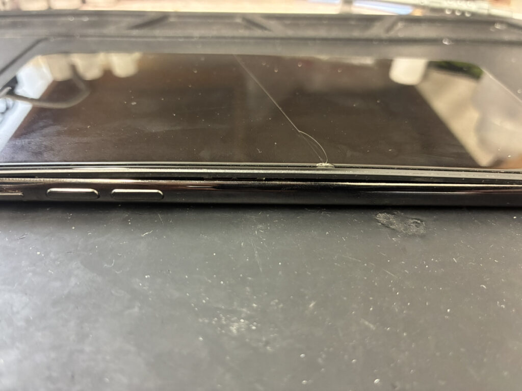 画面が浮いているiPhone11ProMax