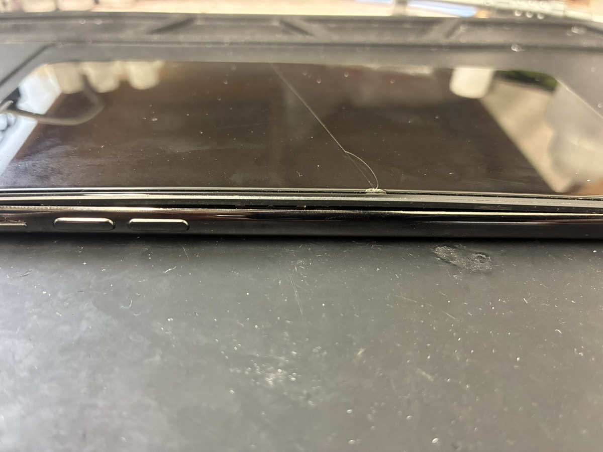 画面が浮いているiPhone11ProMax