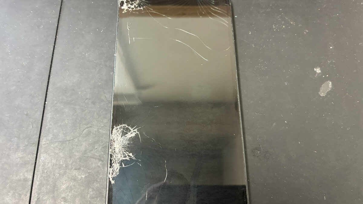 【鹿児島】iPhone16e 重度の画面破損修理｜画面が映らない症状を即日修理