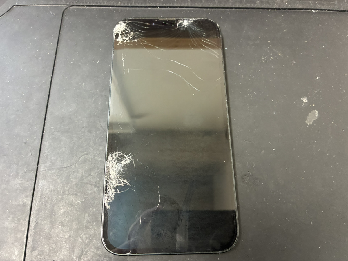 画面が割れているiPhone16e