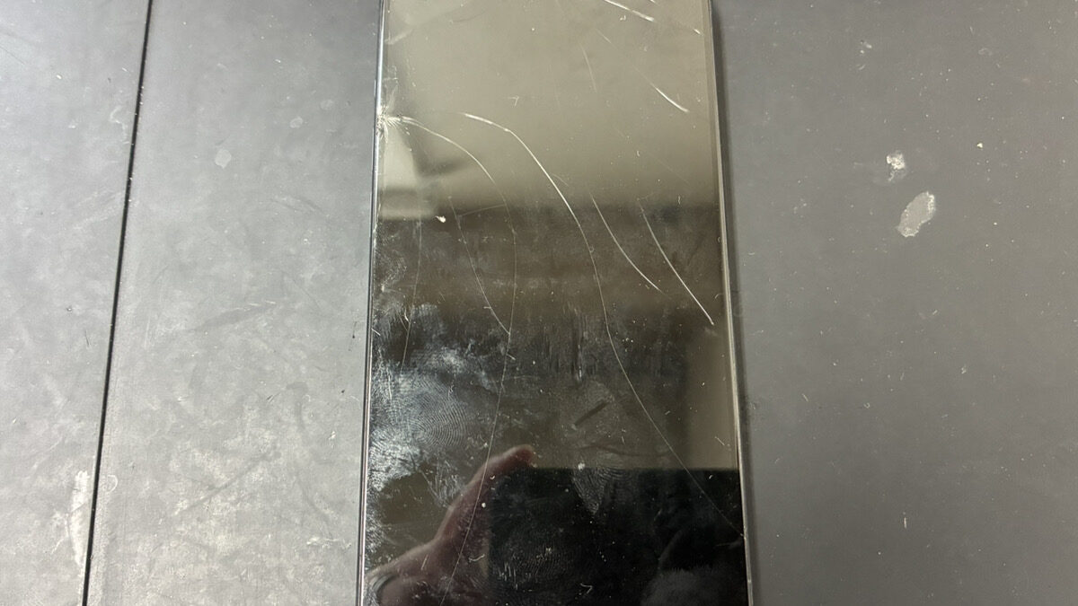 【鹿児島】iPhone15 Pro 画面割れ修理｜ゴーストタッチが起きる症状を修理しました