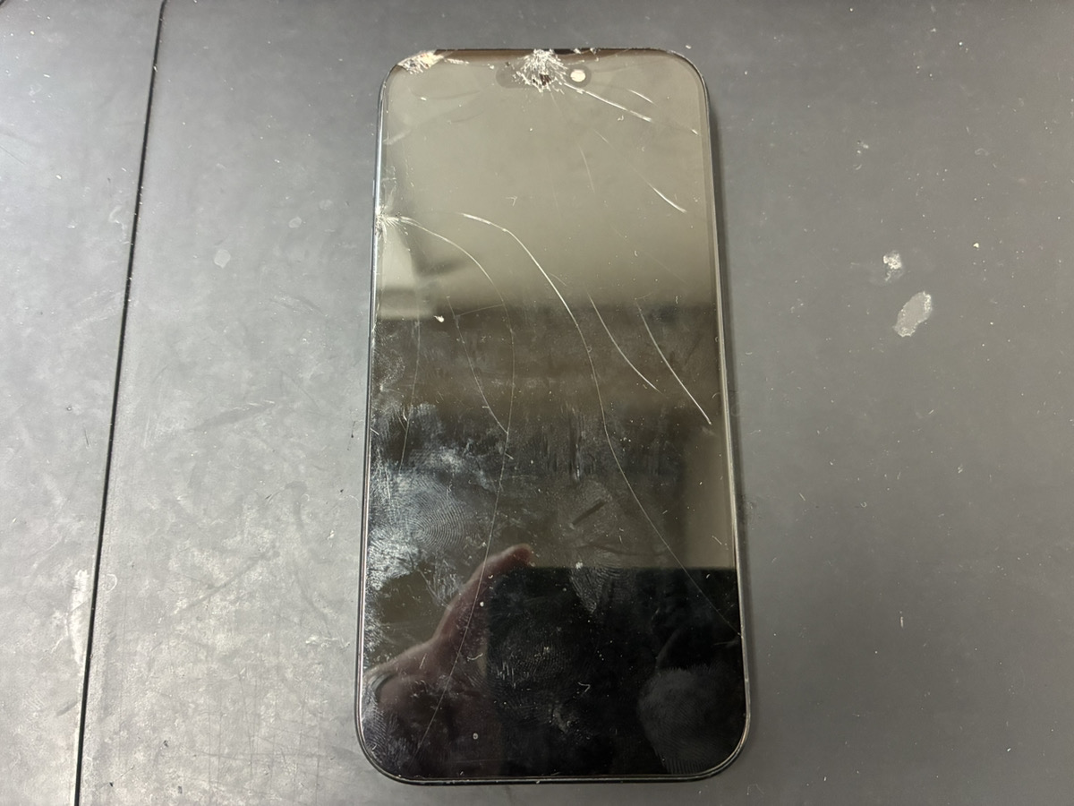 画面が割れているiPhone15Pro