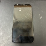 画面が割れているiPhone16e