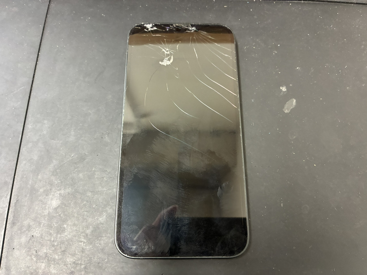 画面が割れているiPhone16e