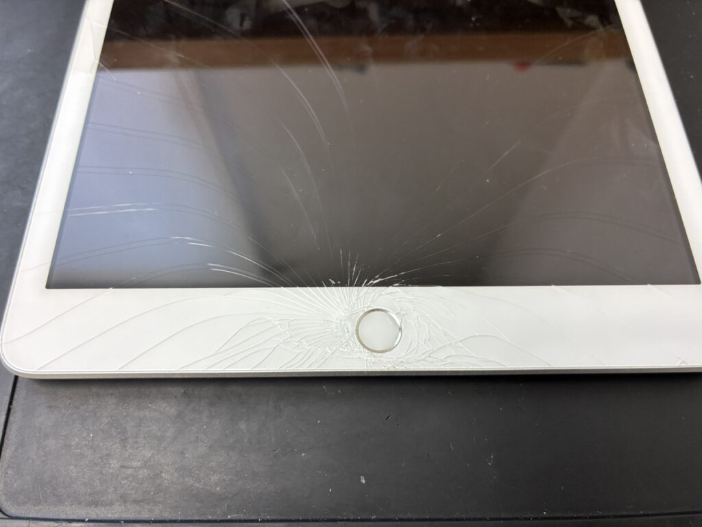 ガラスが割れているiPad第8世代