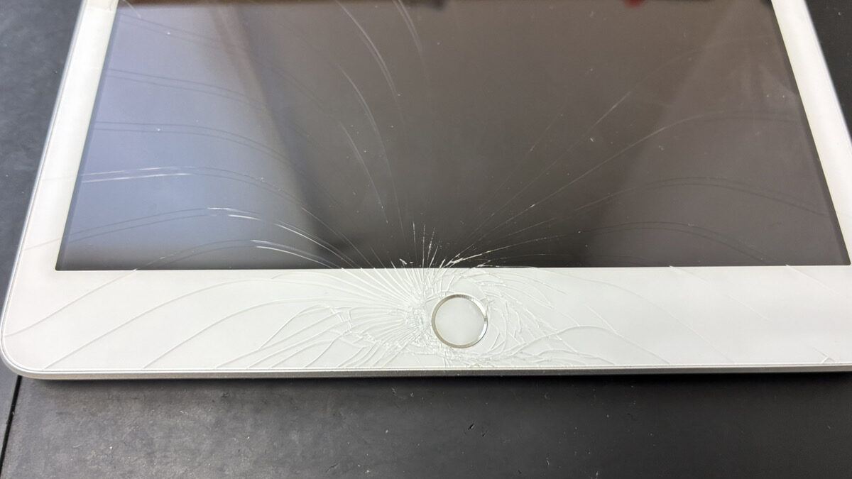 【鹿児島】iPad 第8世代 ガラス割れ修理｜ホームボタン周辺が粉々の状態を交換対応