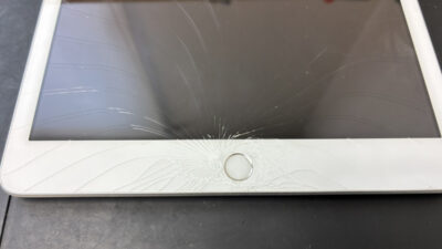 【鹿児島】iPad 第8世代 ガラス割れ修理｜ホームボタン周辺が粉々の状態を交換対応