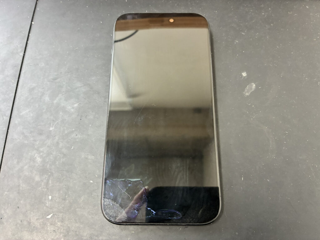 画面が壊れているiPhone15Pro