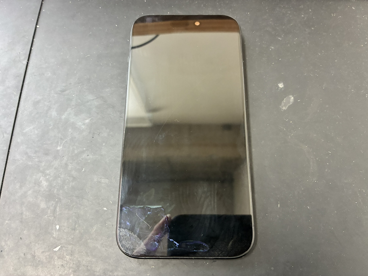 画面が壊れているiPhone15Pro