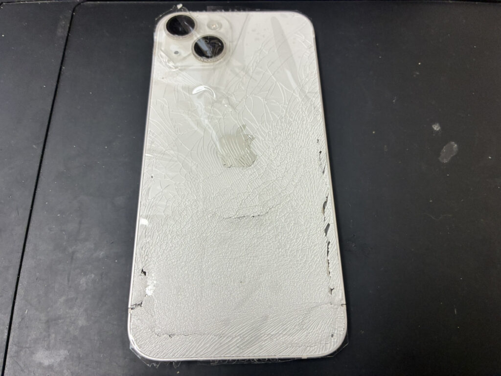 背面ガラスが割れているiPhone14