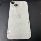 背面ガラスが割れているiPhone14