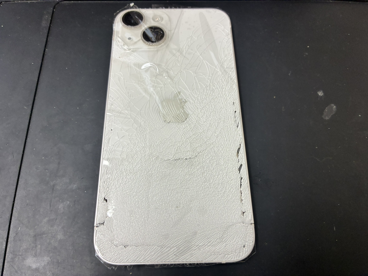背面ガラスが割れているiPhone14