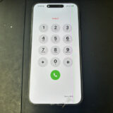 画面に緑とピンクの縦線が表示されているiPhone15ProMax