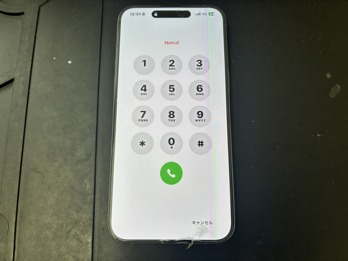 画面に緑とピンクの縦線が表示されているiPhone15ProMax