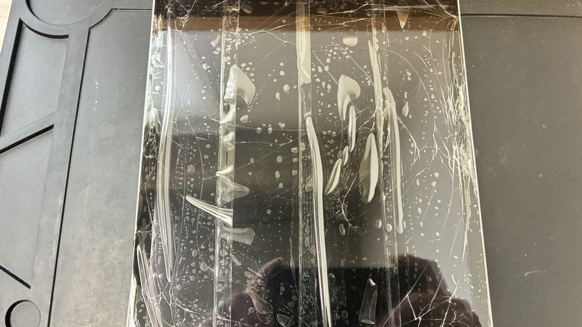 【鹿児島】学校支給のiPad第9世代 画面割れ修理｜分解時にバッテリーへのガラス片刺さりも発見