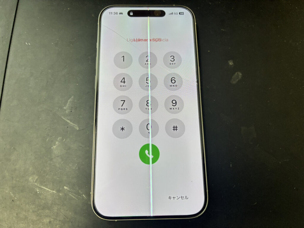 白い縦線が表示されているiPhone15Pro