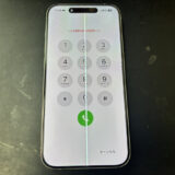 白い縦線が表示されているiPhone15Pro