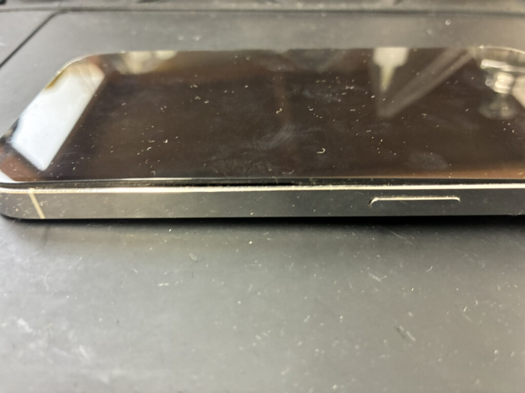 画面が浮いているiPhone14Pro