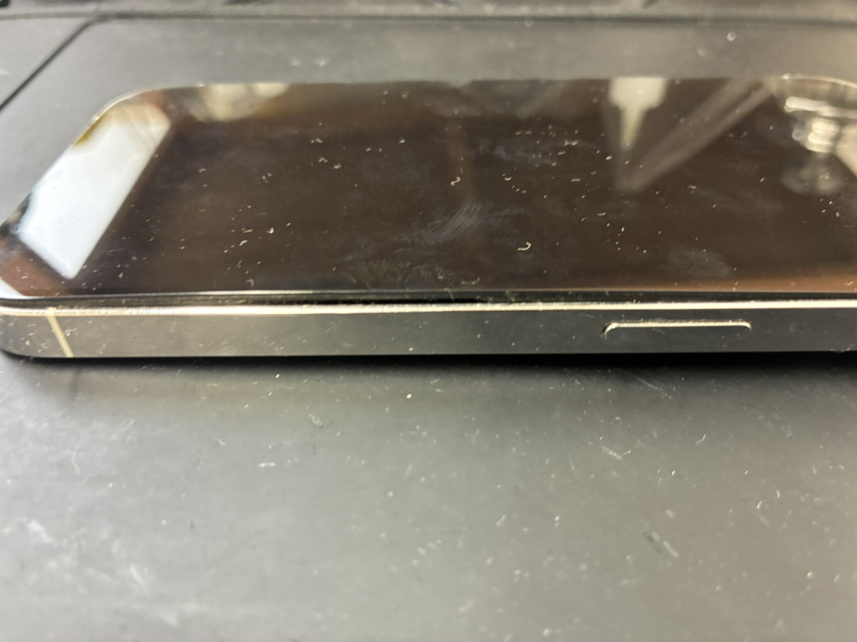 画面が浮いているiPhone14Pro
