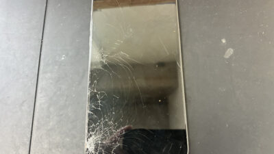 【鹿児島】iPhone15 Pro Max 画面修理｜階段から落として画面がバキバキに割れ、液晶が映らなくなった端末を復旧しました