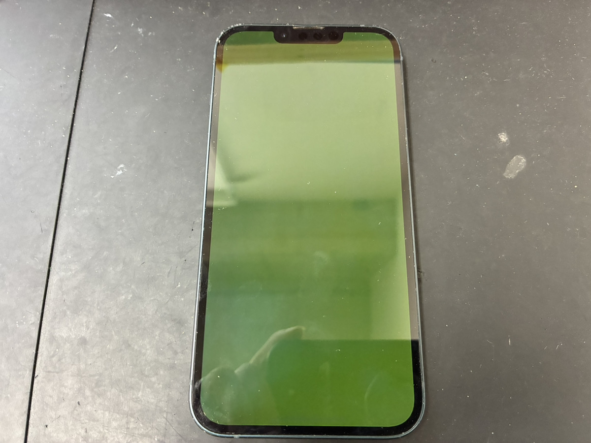 画面が緑色になったiPhone13
