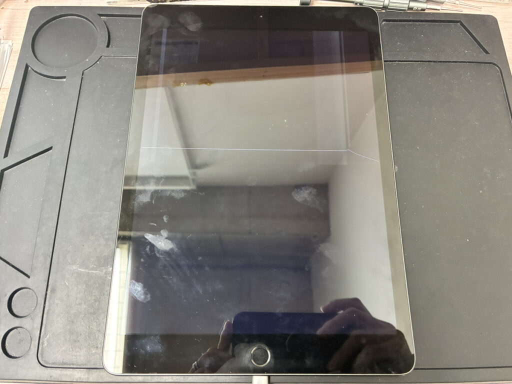 液晶が壊れているiPad第8世代