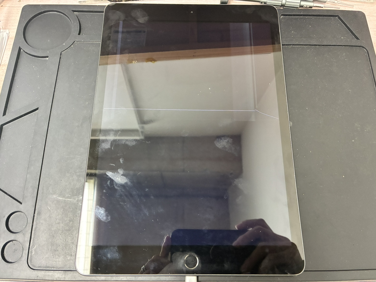 液晶が壊れているiPad第8世代