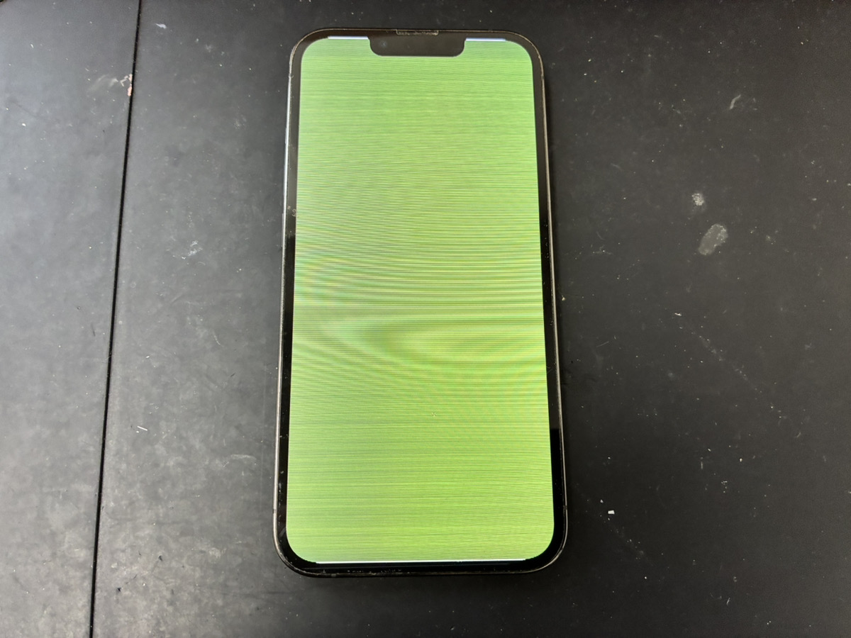 画面が緑色になったiPhone13Pro